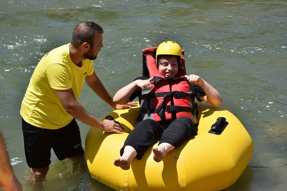 Özel Bireylerden Rafting Tubing Eğlencesi