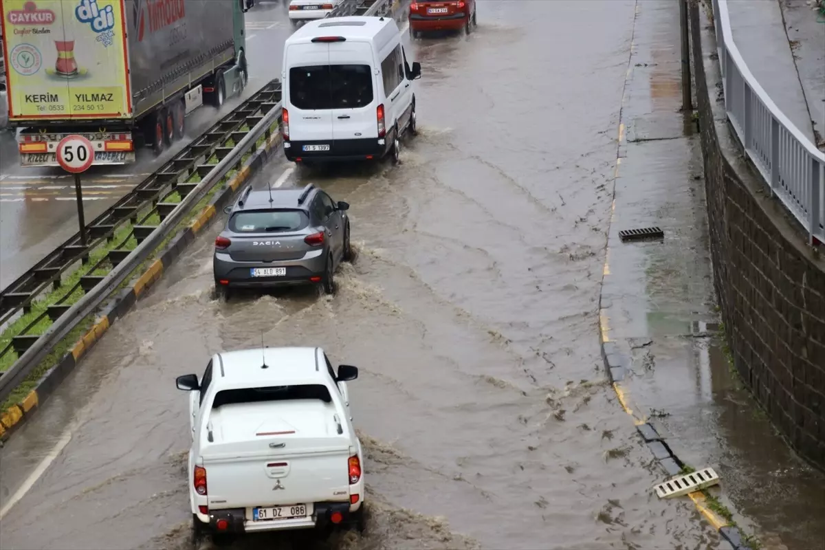Trabzon\'da Sağanak: Yollarda Su Birikintisi