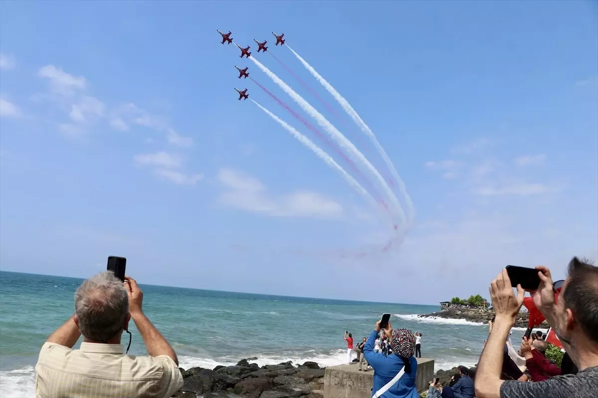 Türk Yıldızları Of’te Gösteri Uçuşu Düzenledi