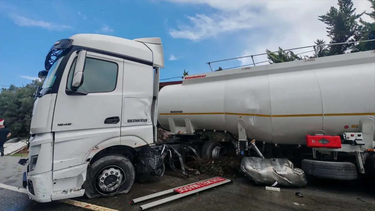 Trabzon\'da Yakıt Tankeri ile Otomobil Çarpıştı