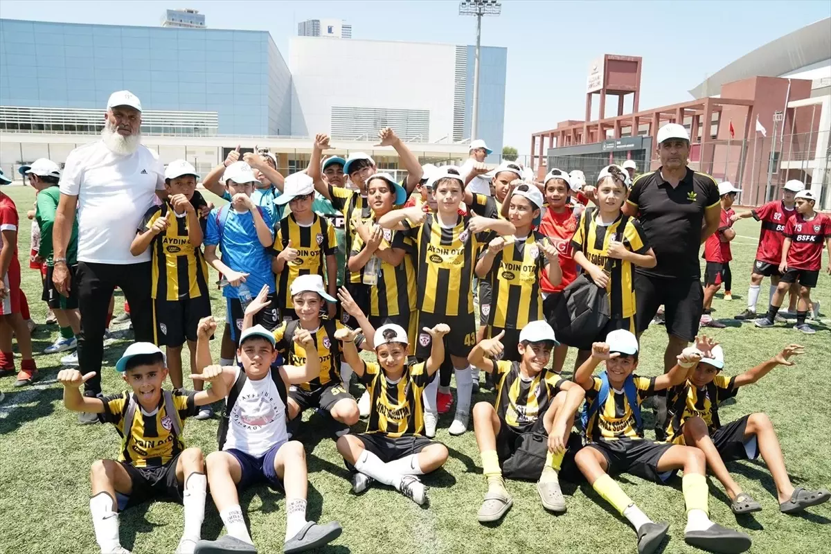 TÜGVA 15 Temmuz şehitleri anısına İzmir\'de futbol turnuvası düzenledi