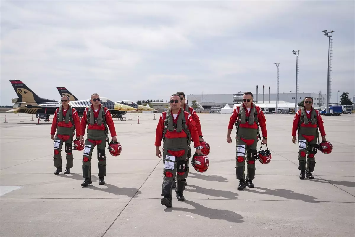 Türk Yıldızları TEKNOFEST\'te Uçtu