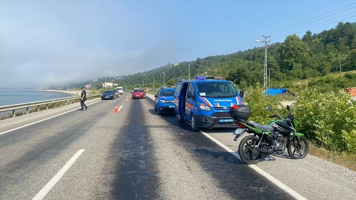 Türkeli\'de Motosiklet Devrildi: Sürücü Yaralandı