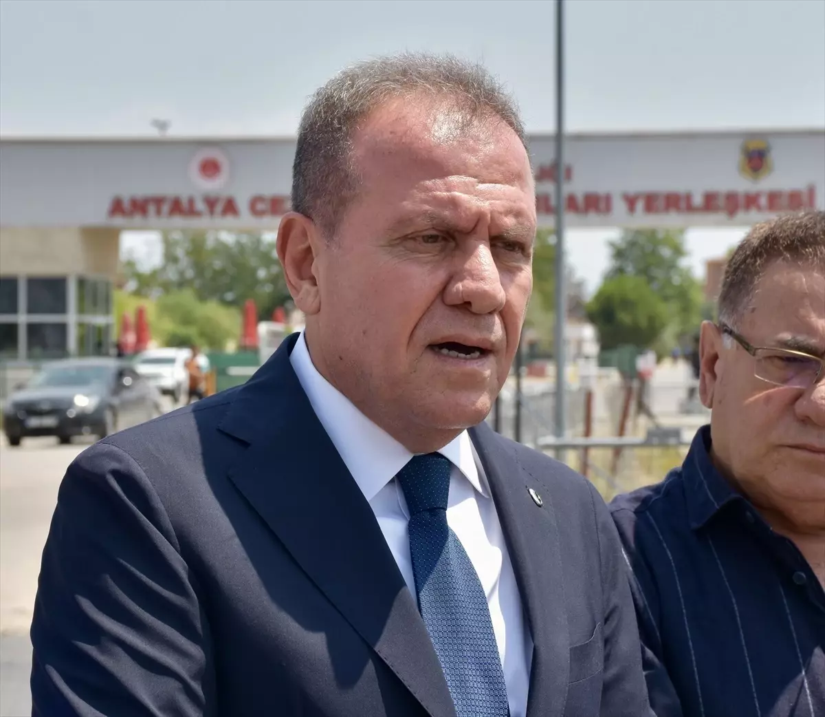 Seçer\'den Böcek\'e Cezaevi Ziyareti