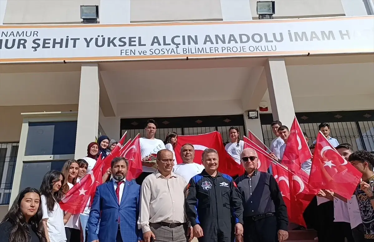 Türkiye\'nin ilk astronotu Gezeravcı Mersinli öğrencilere uzay yolculuğunu anlattı