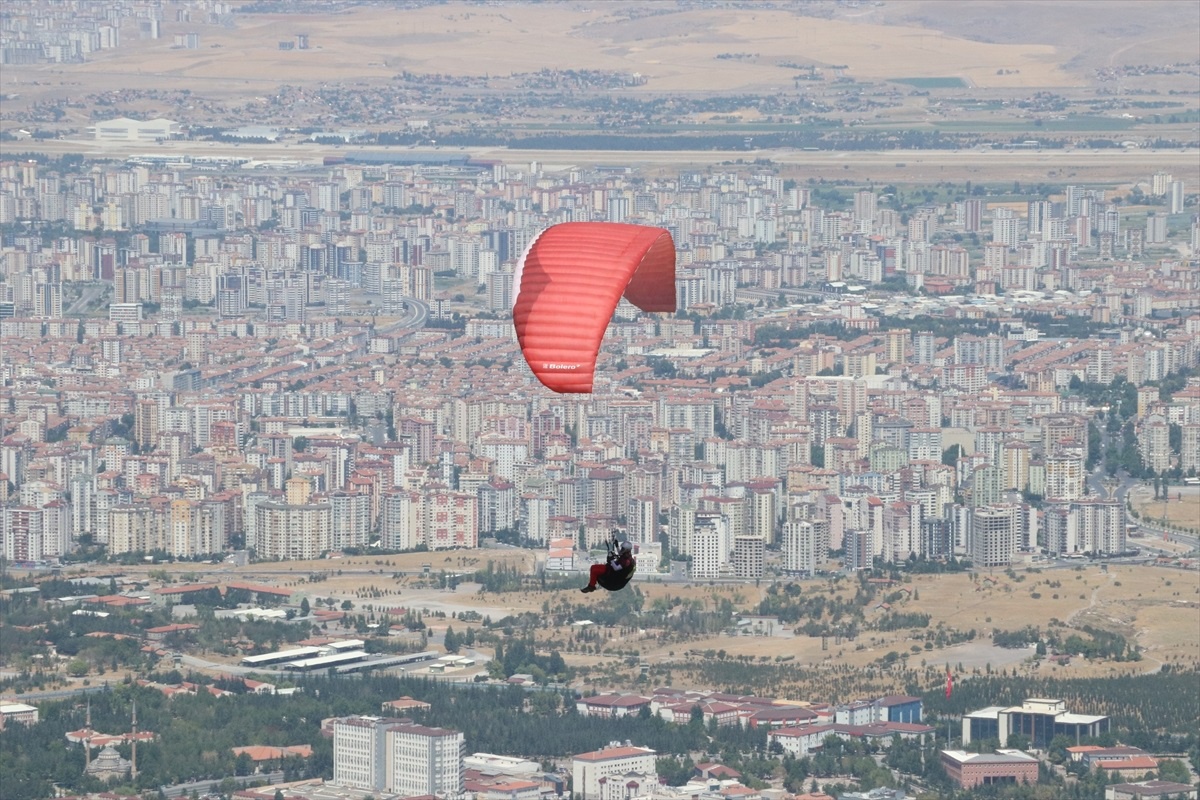Yamaç Paraşütü Şampiyonası Kayseri\'de Devam Ediyor