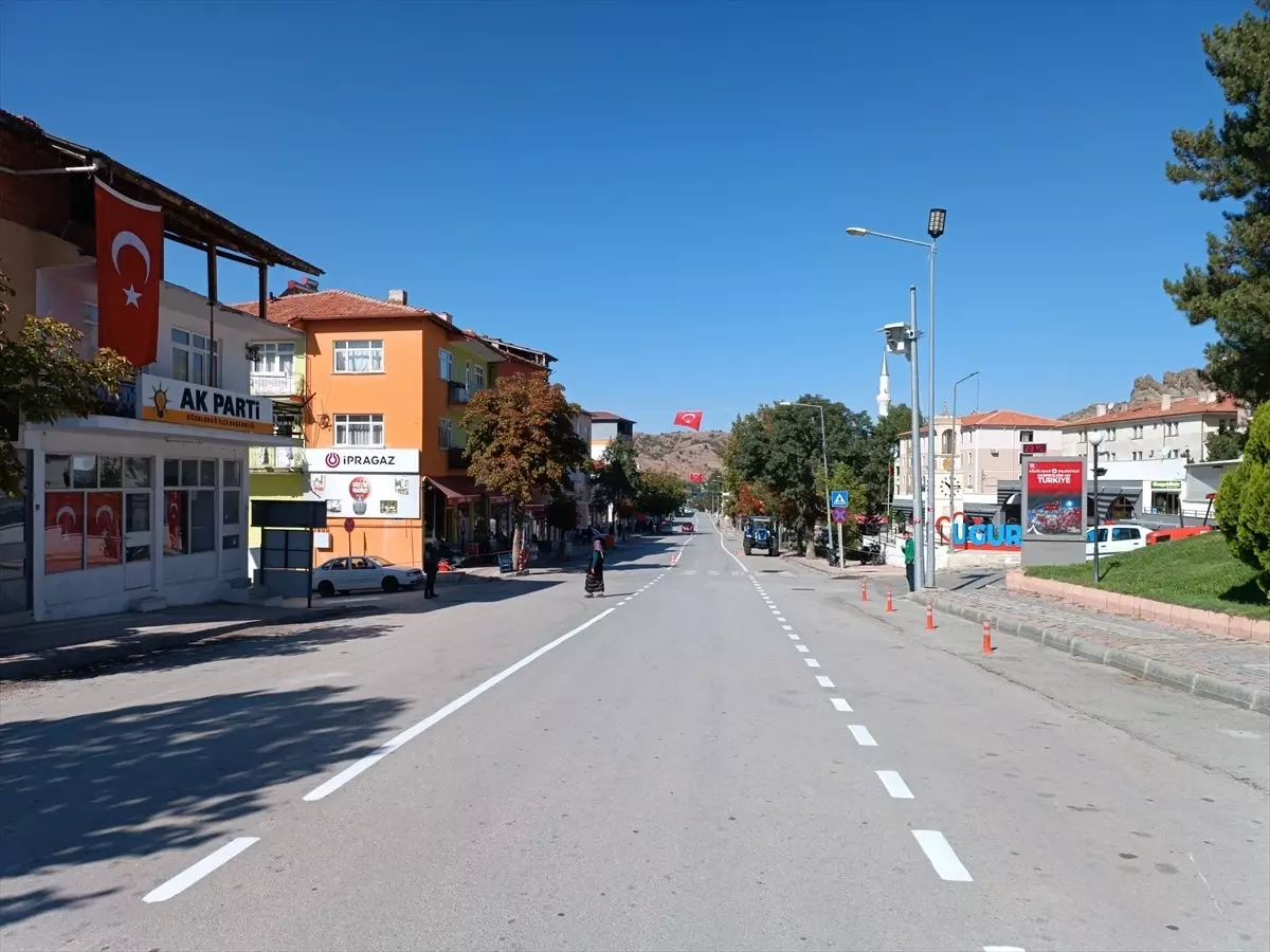 Uğurludağ\'da Güvenli Trafik İçin Yol Çizgileri Yenileniyor