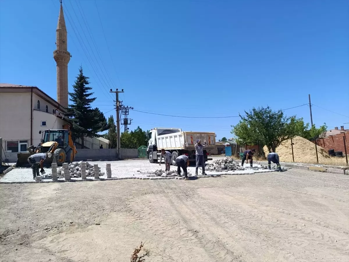 Ulaş\'ta Kilit Parke Taşı Çalışmaları Devam Ediyor