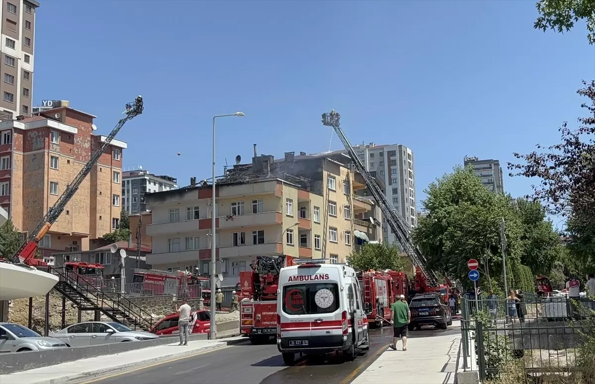 Ümraniye\'de Çatı Yangını Paniğe Neden Oldu