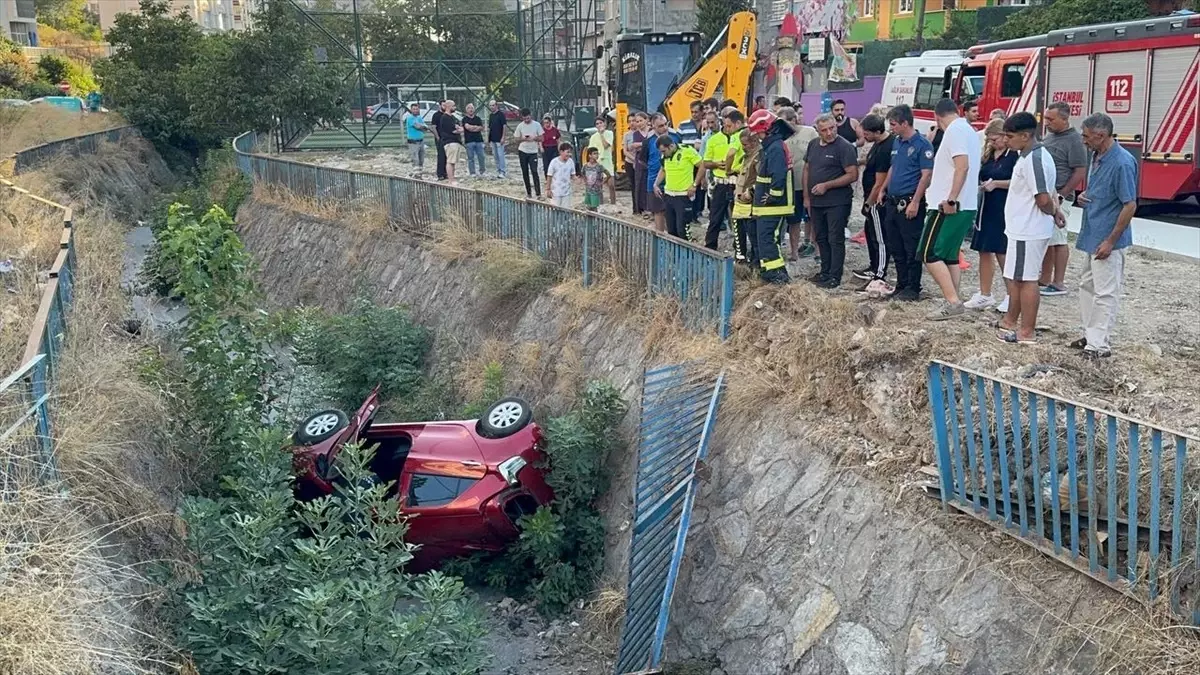 Ümraniye\'de Araç Dereye Düştü: Sürücü Yaralı