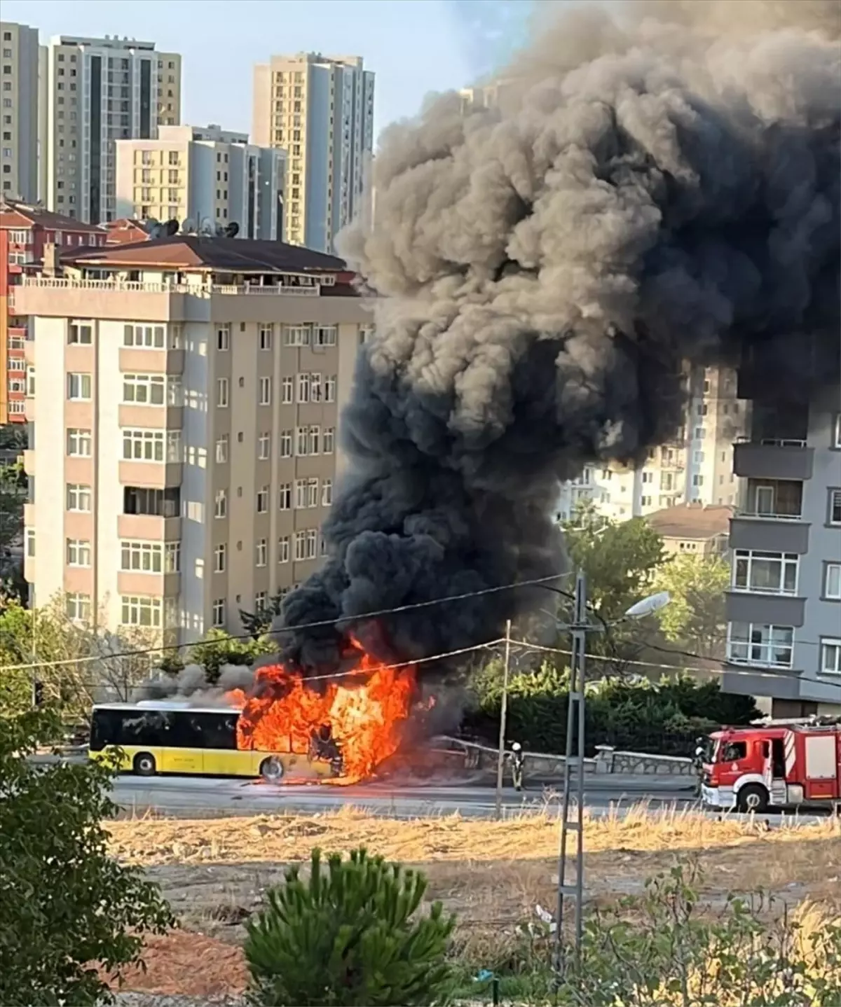 İETT Otobüsü Yangında Kül Oldu