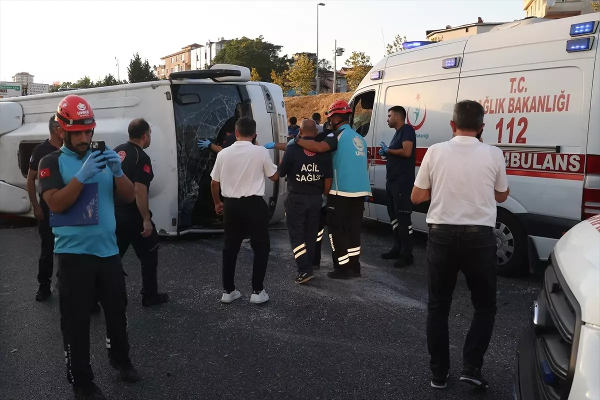 Ümraniye\'de Servis Aracı Devrildi