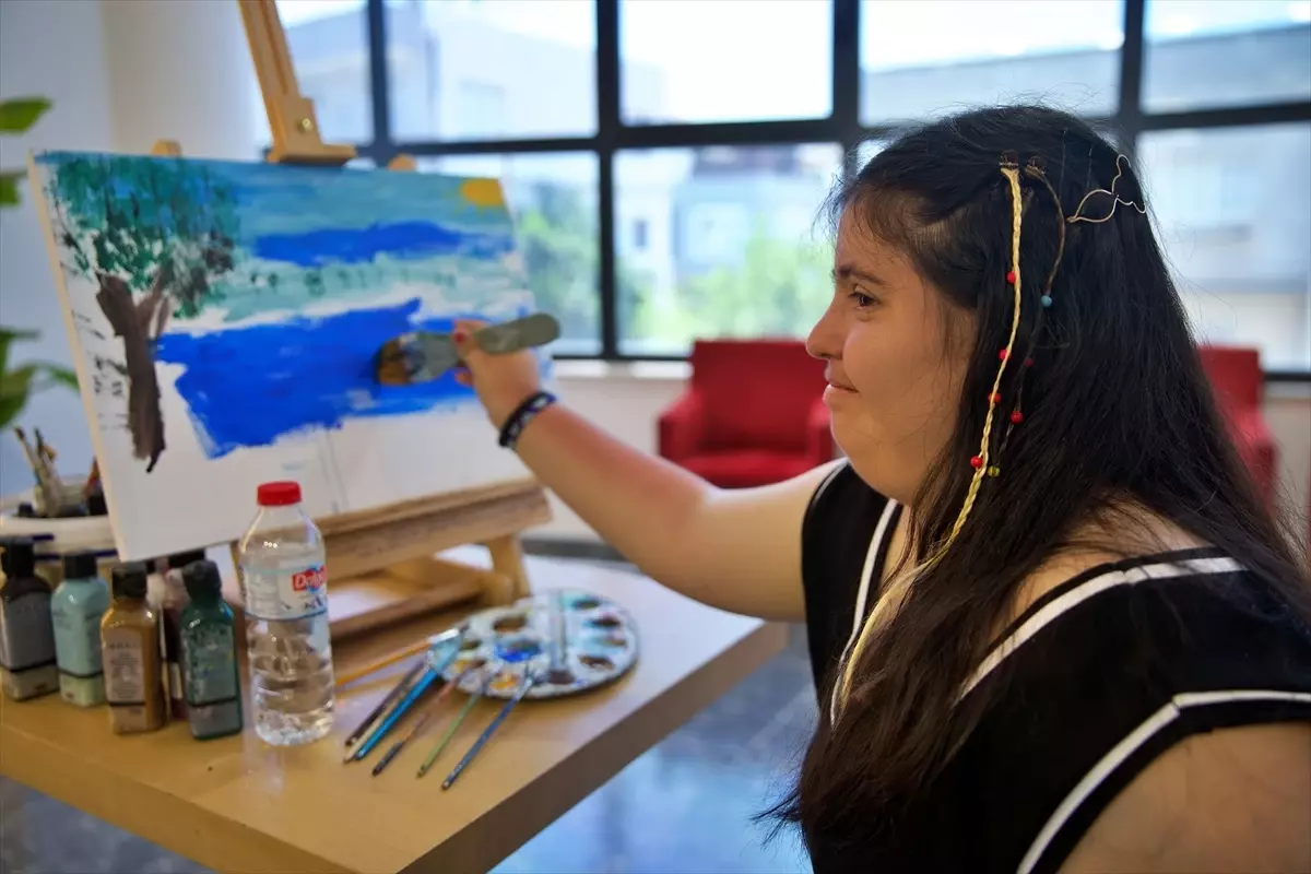 Down sendromlu sanatçı öğretmen oluyor