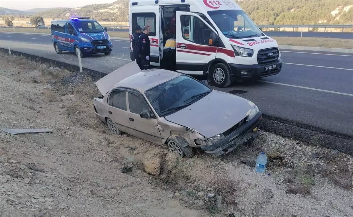 Uşak\'ta Otomobil Şarampole Düştü: 4 Yaralı