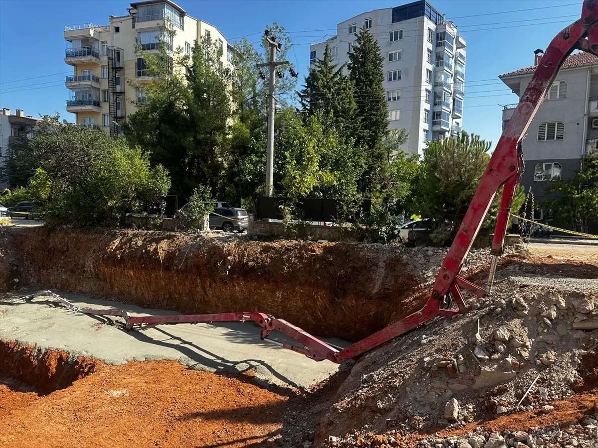 Uşak\'ta Beton Pompası Kırıldı, İki İşçi Yaralandı