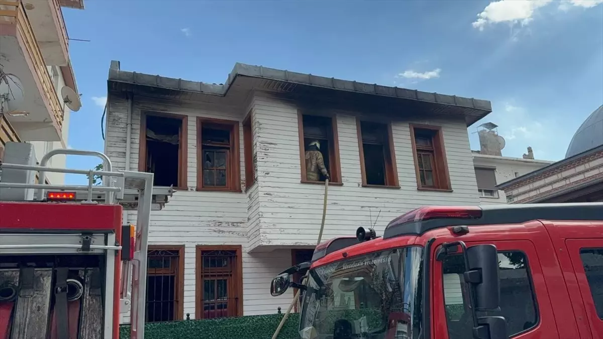 Üsküdar\'da Yangın: Çocuklar Hastaneye Kaldırıldı
