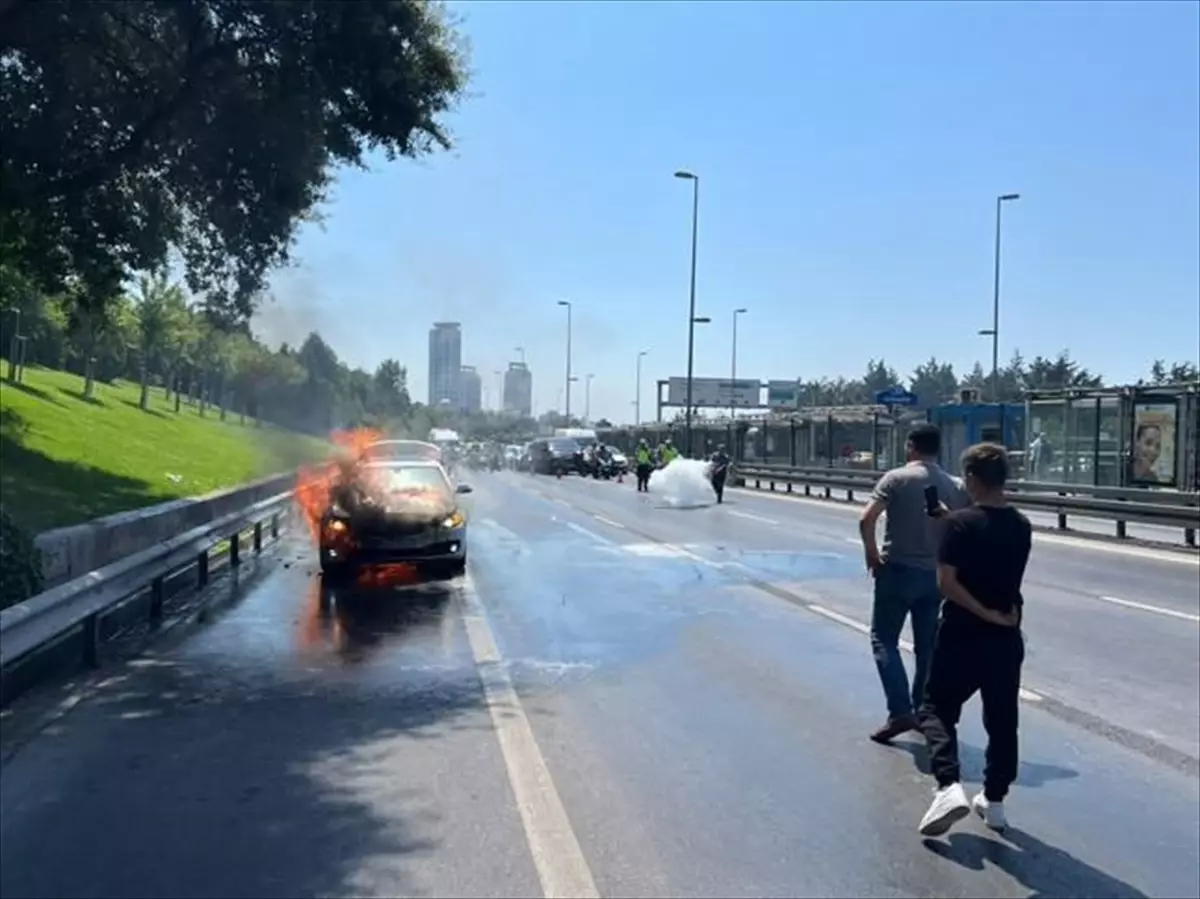Üsküdar\'da Yangın: Otomobil Kül Oldu