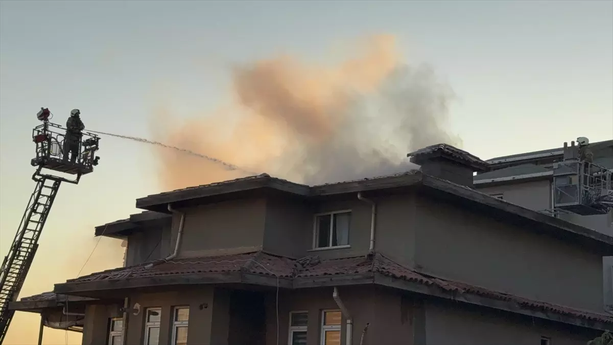 Üsküdar\'da Çatı Yangını Kontrol Altına Alındı