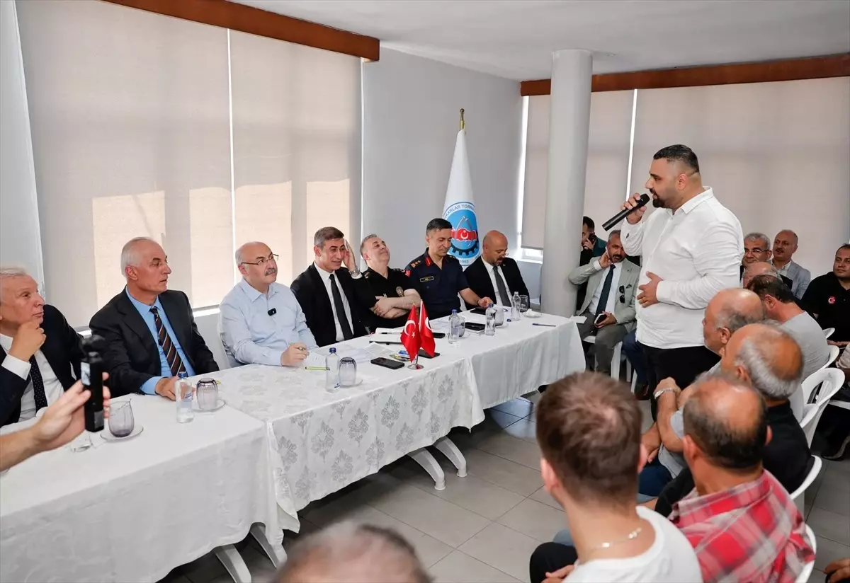 Vali Köşger Yüreğir\'de Esnafı Ziyaret Etti