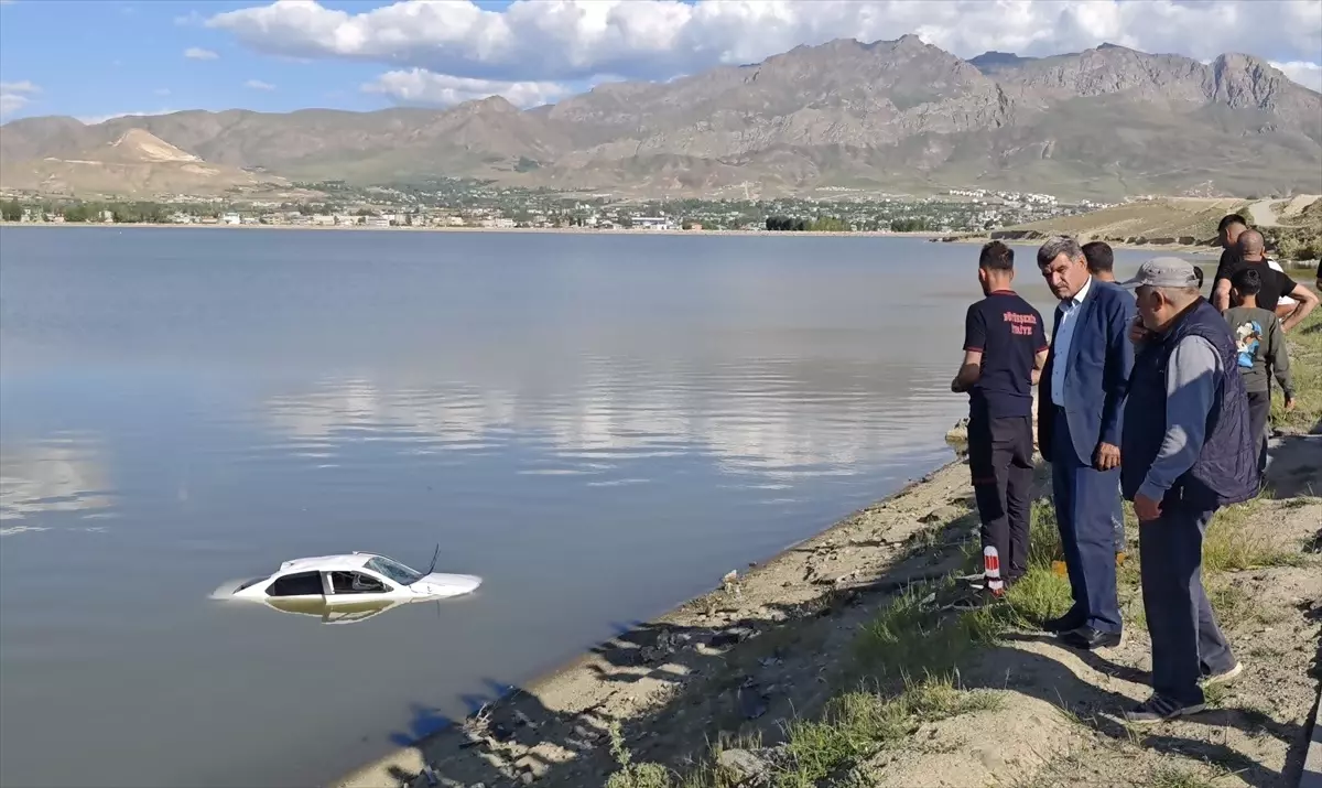 Van\'da Otomobil Gole Devrildi, 2 Yaralı