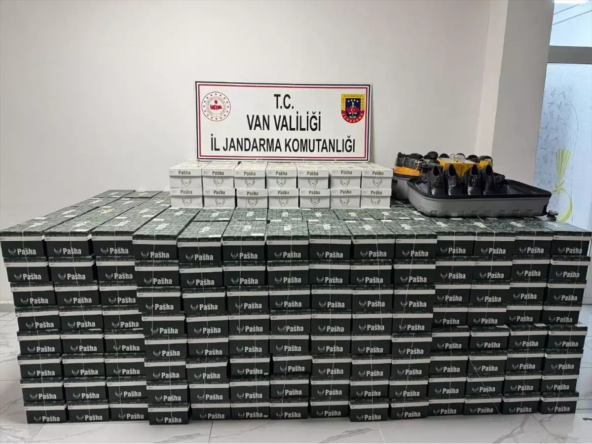 Başkale\'de 799 Çift Kaçak Ayakkabı Ele Geçirildi
