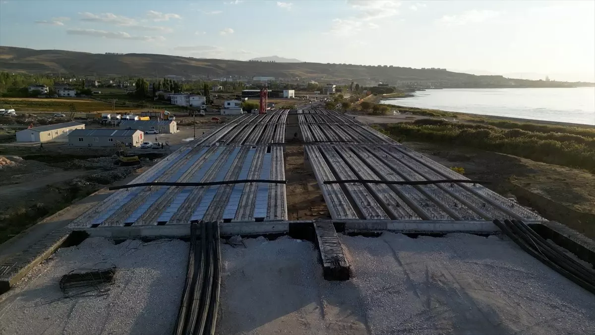 Edremit\'te Köprülü Kavşak Çalışmaları Devam Ediyor