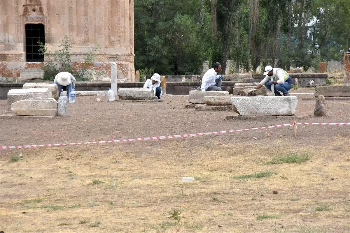 Van\'da Tarihi Mezarlıkta 6 Yeni Mezar Bulundu