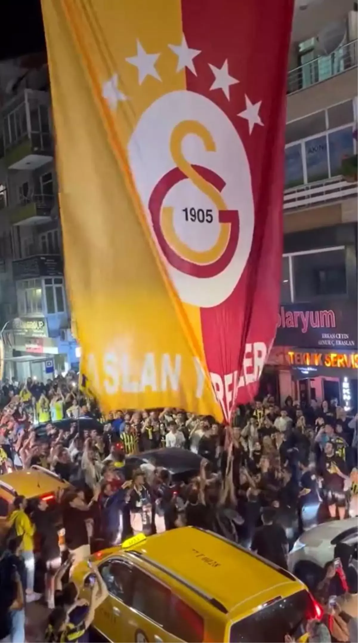 Fenerbahçe Taraftarından Galatasaray Bayrağına Saldırı