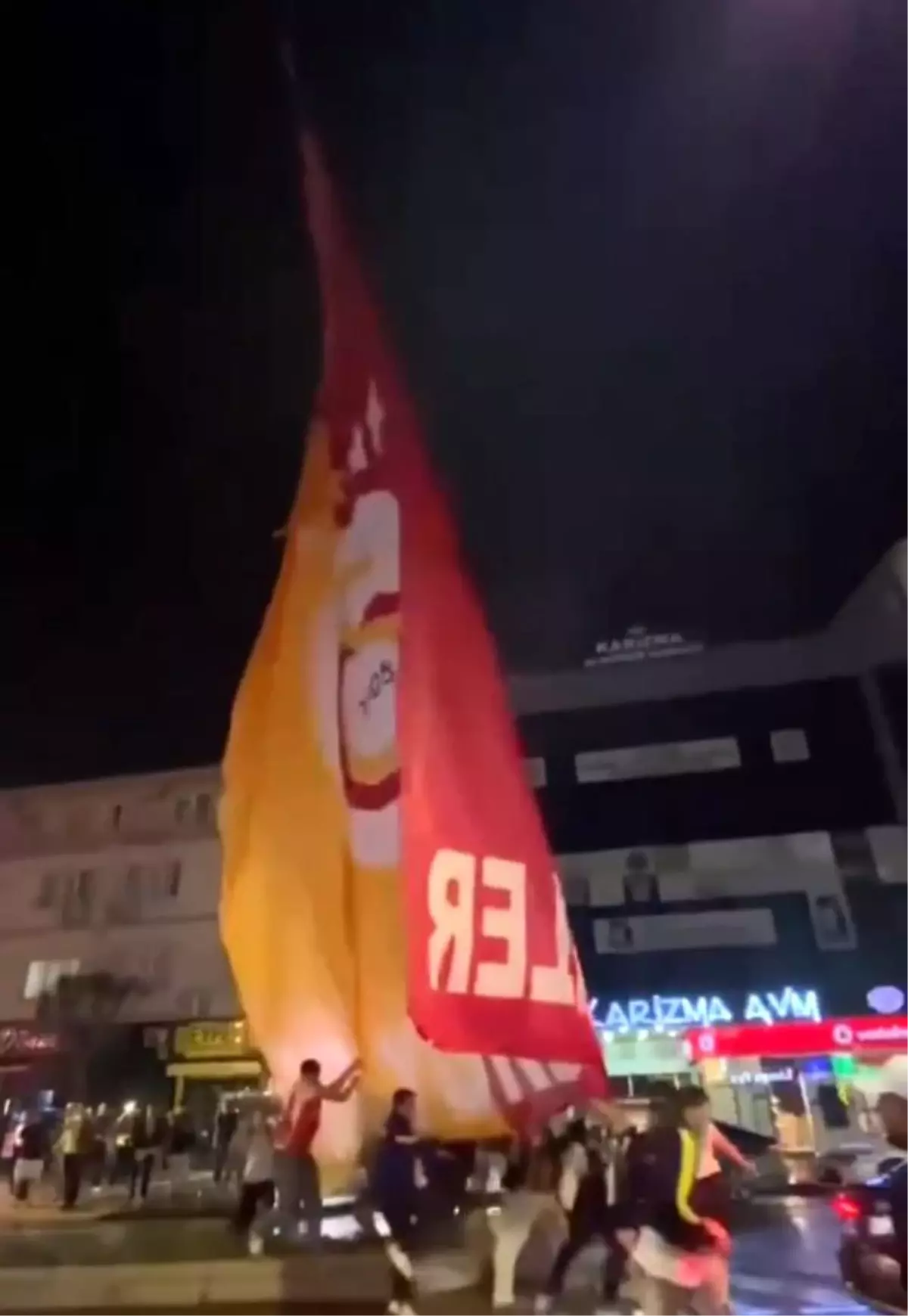 Fenerbahçe Taraftarı Bayrağa Saldırdı