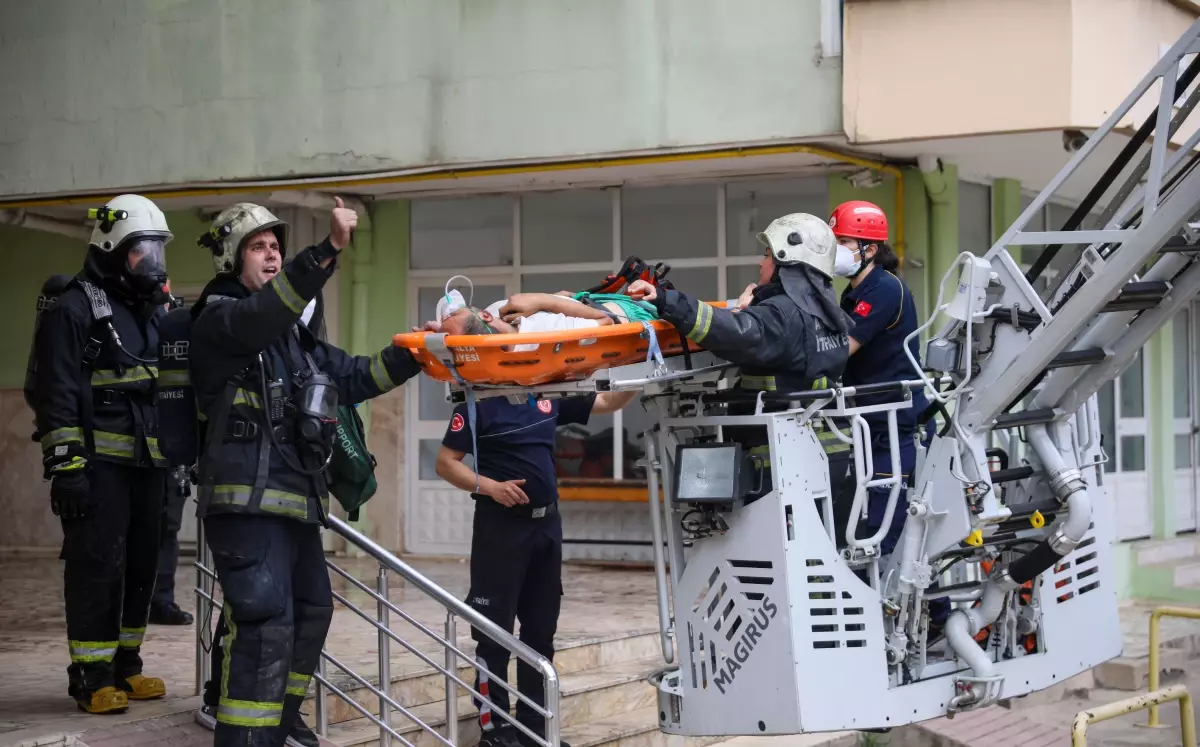 Antalya\'da 15 Katlı Binada Yangın