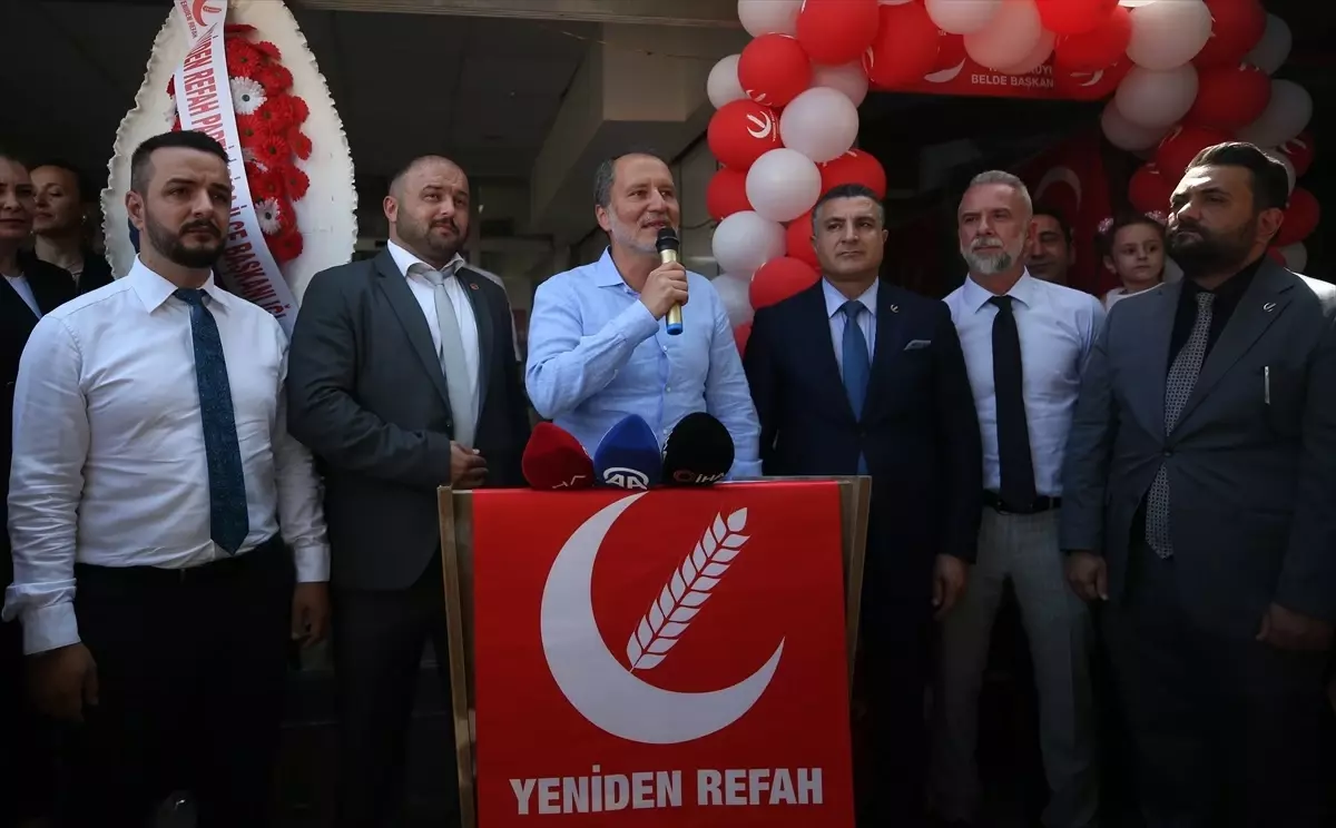 Erbakan, Küçükkuyu\'da Partililerle Buluştu