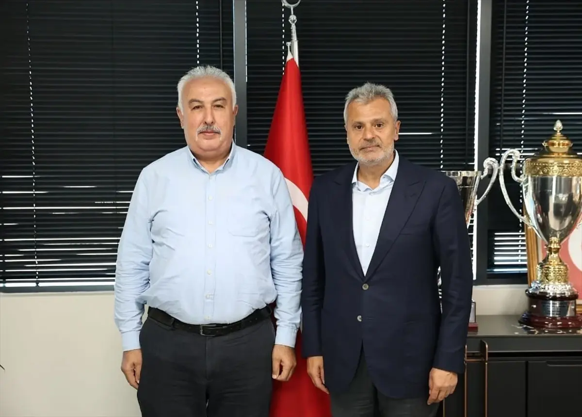 Yeşilay Başkanı Öntürk\'ü Ziyaret Etti