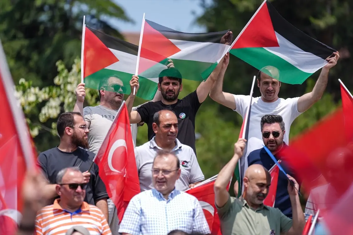 Yıldız Teknik Üniversitesi öğrencileri ve akademisyenleri Gazze için yürüdü
