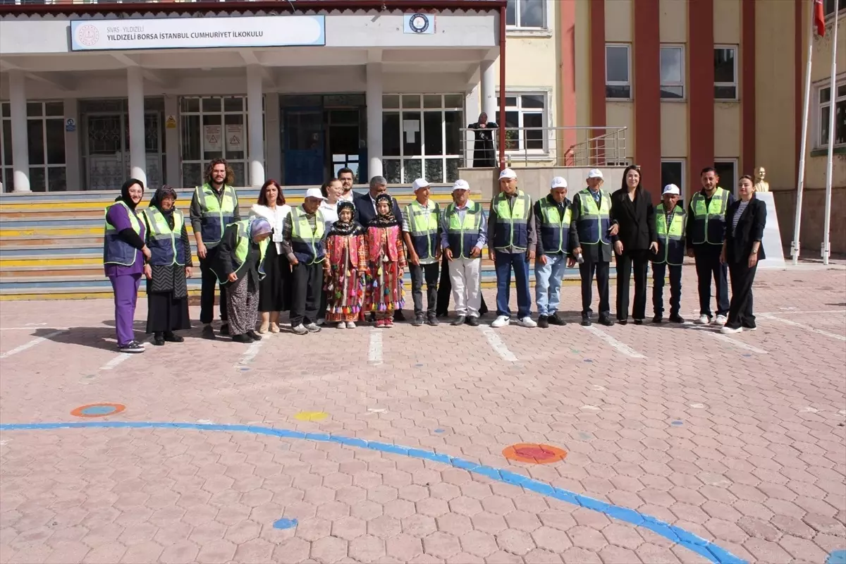 Yaşlılar Öğrencilere Kırtasiye Desteği Verdi