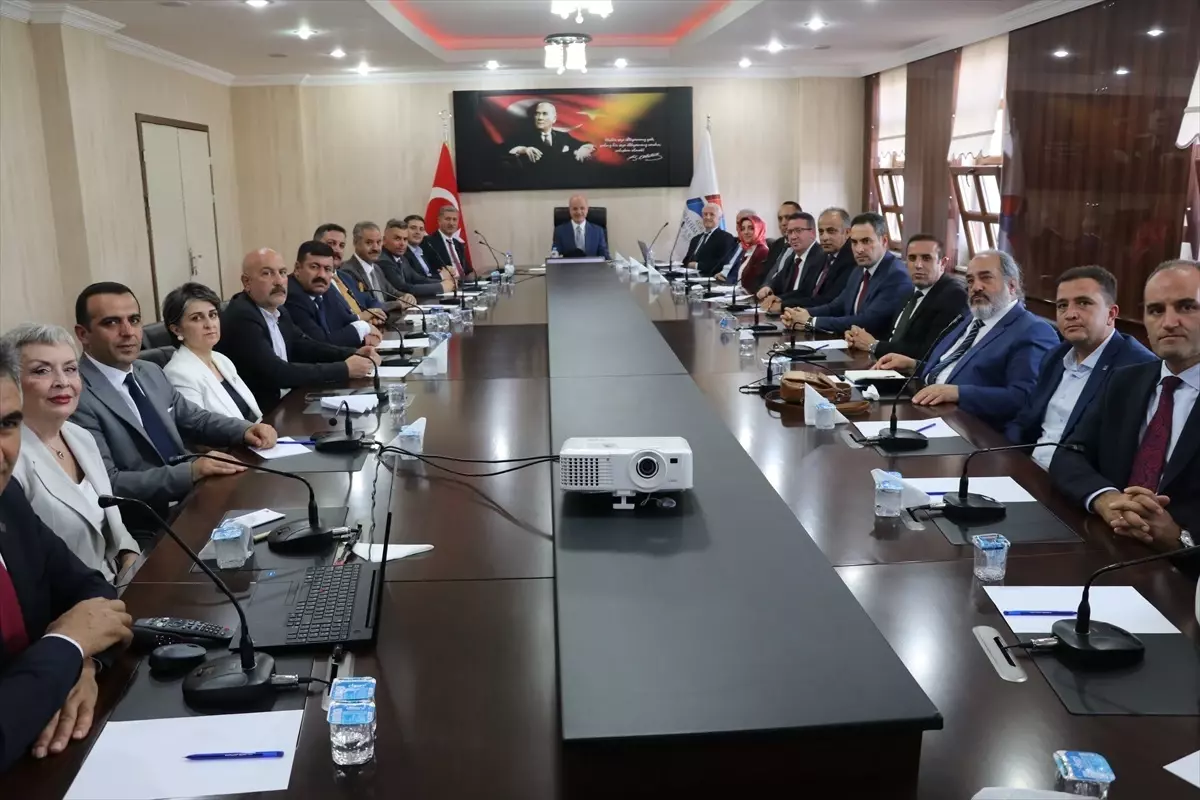 YÖK Başkanı Özvar, Ağrı\'da şehit ve gazi yakınlarına açılan kontenjanları açıkladı Açıklaması
