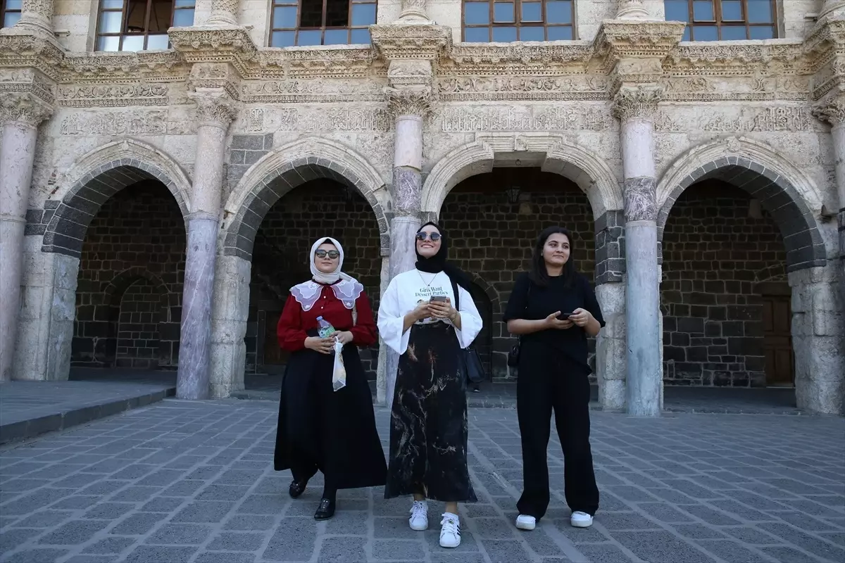 Gençler Diyarbakır\'da Tatil Yapıyor