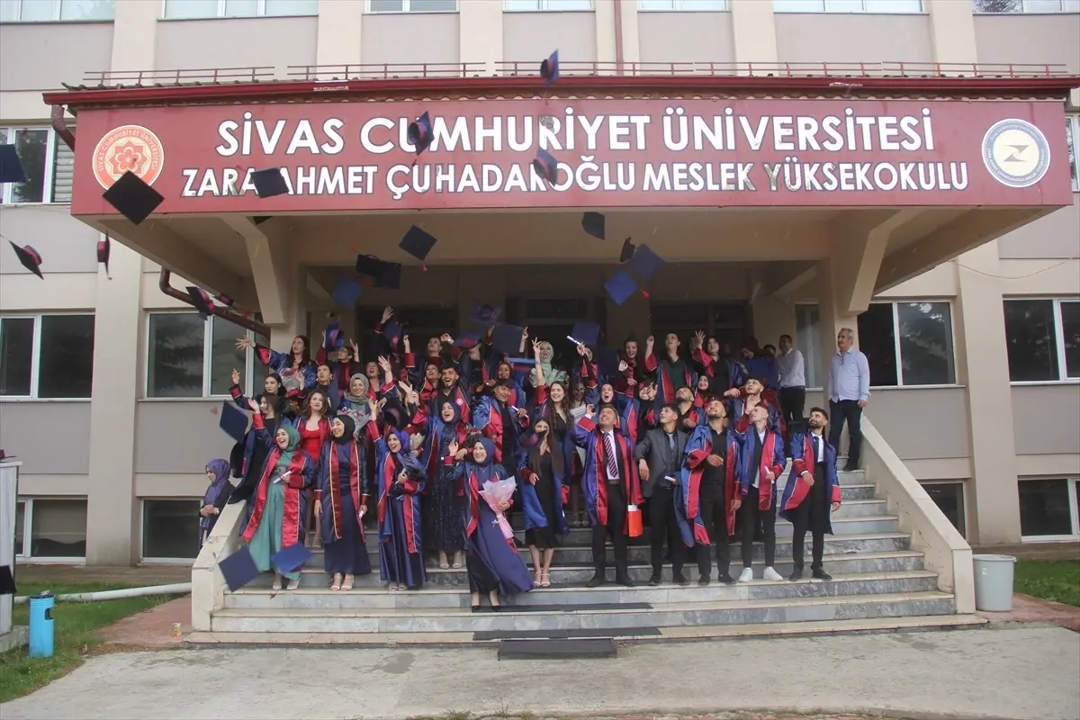 Zara\'da Mezuniyet Coşkusu