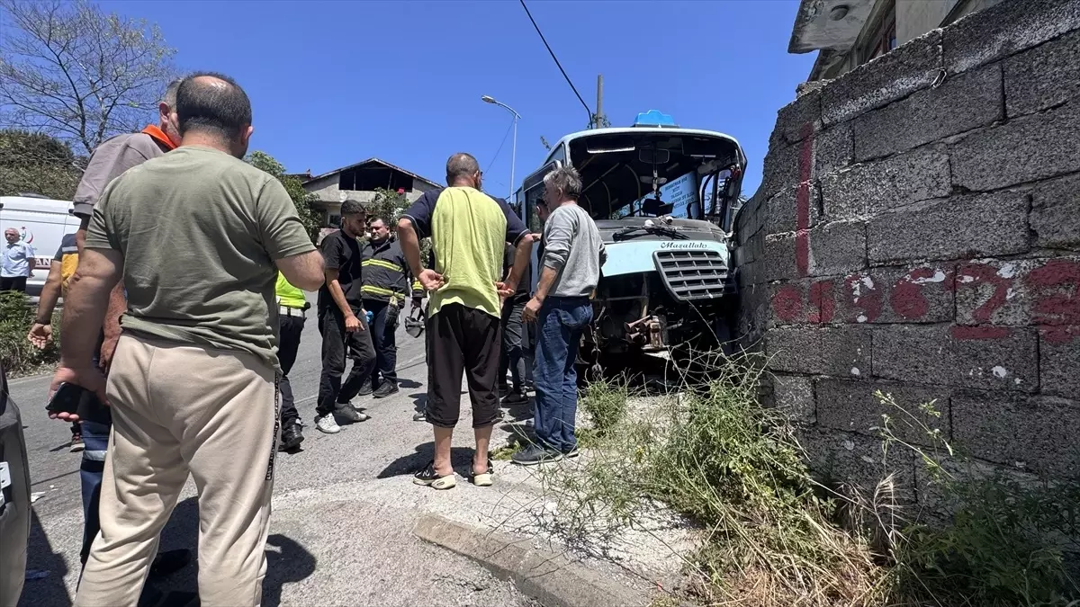 Zonguldak\'ta Minibüs Kazası: 14 Yaralı