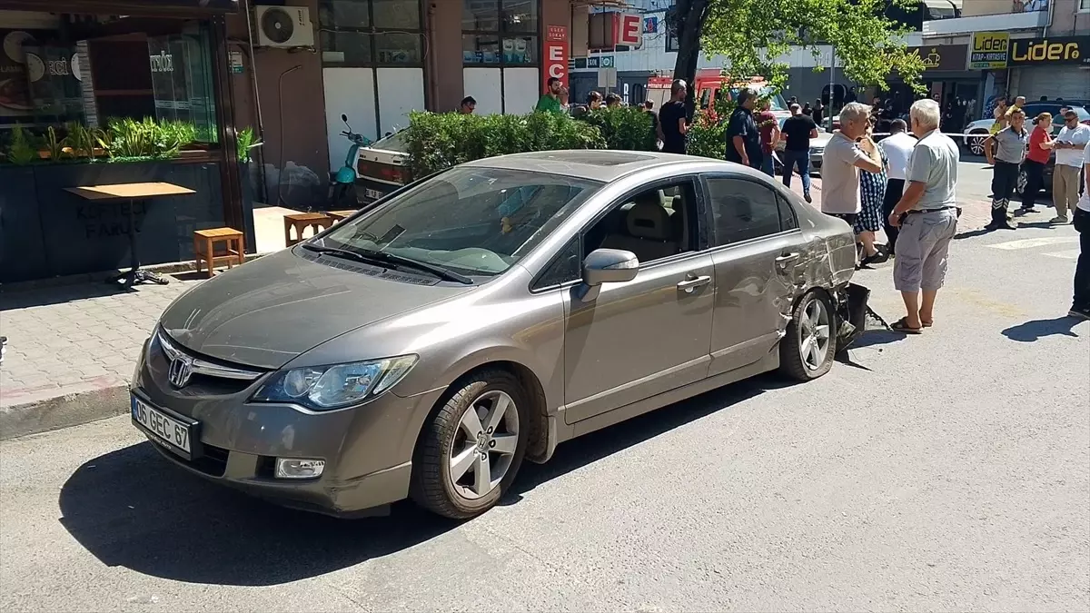 Freni Boşalan Kamyon Park Halindeki Araca Çarptı
