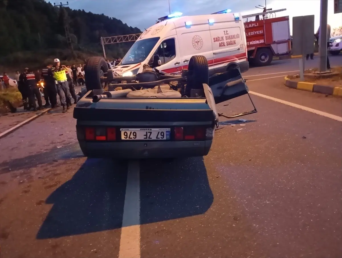 Alaplı\'da Jandarma Aracına Çarpan Sürücü Yaralandı
