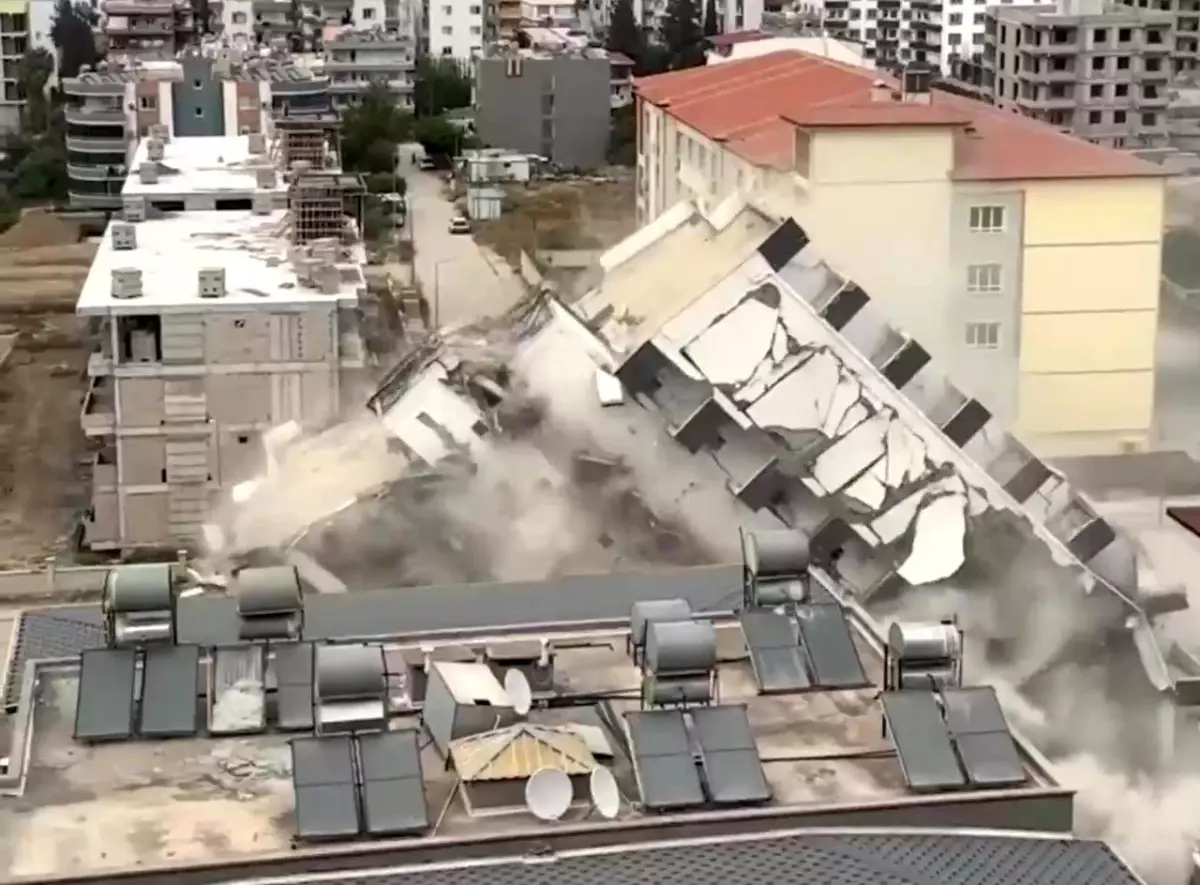 İskenderun\'da 7 Katlı Bina Yıkıldı