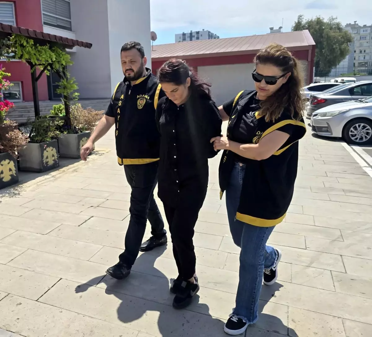 Adana\'da Hırsızlık Yapan İki Kadın Yakalandı