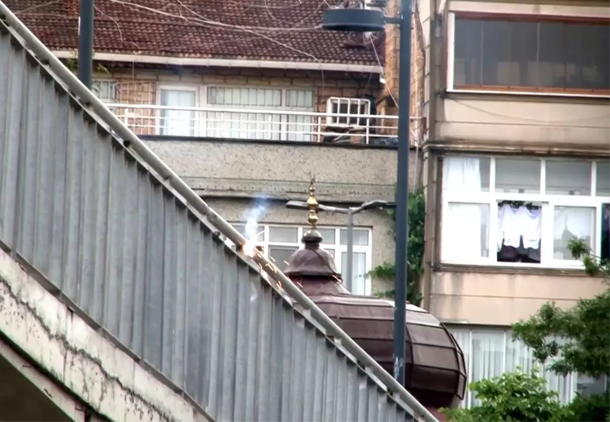 Maltepe Metro İstasyonu\'ndaki Kaynak İşlemi Trafiği Tehdit Etti