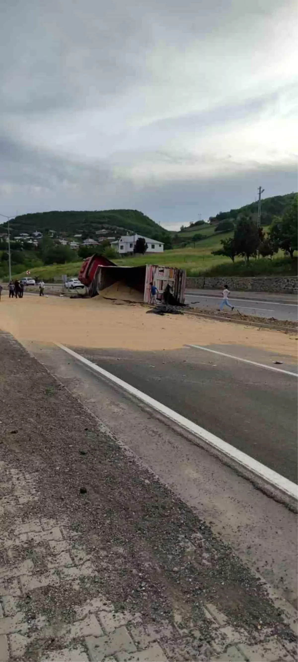 Bingöl\'de Tır Devrildi, Trafik Aksadı