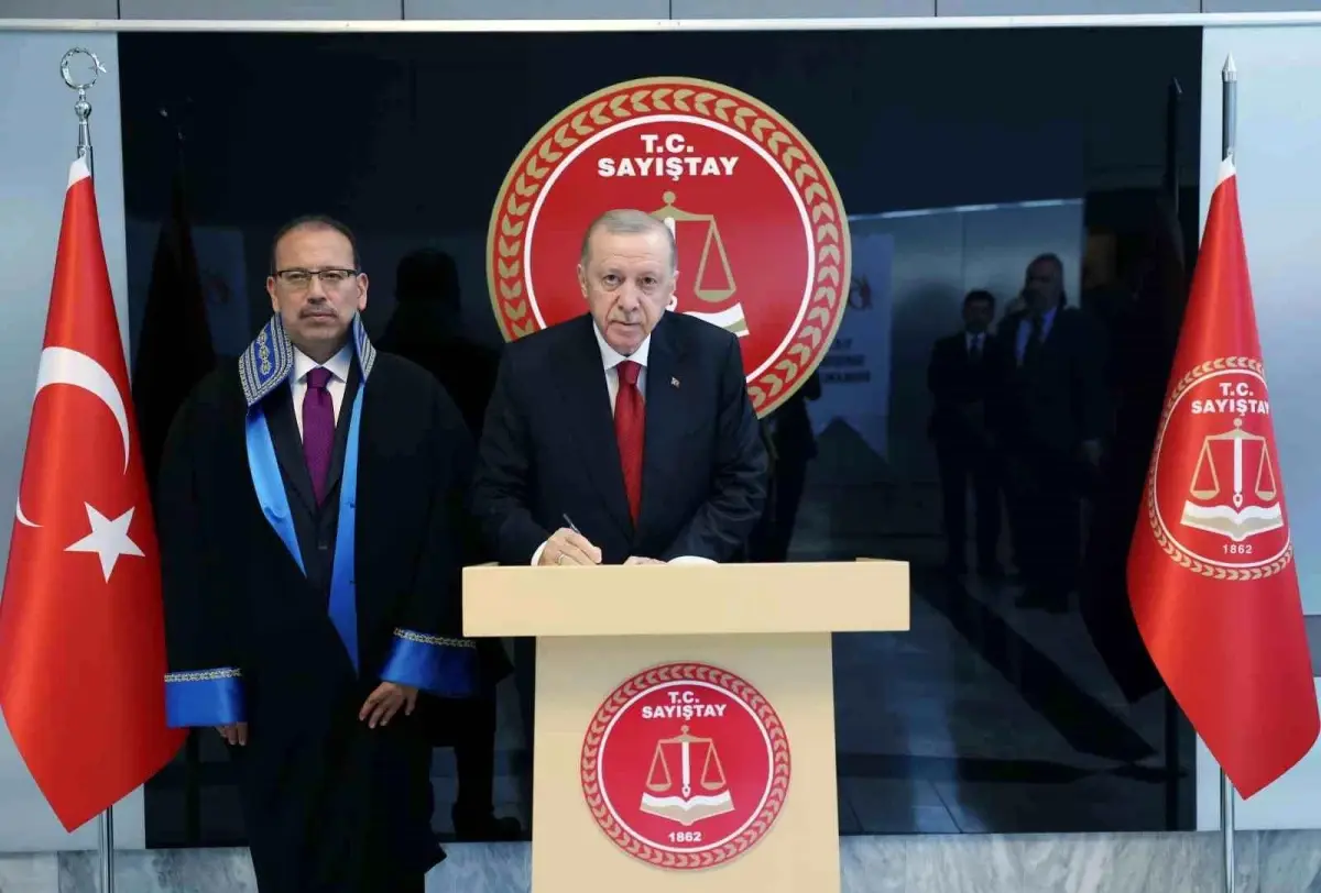 Cumhurbaşkanı Erdoğan: "Her ne kadar kimleri rahatsız olsa da son dönemde yürütülen tahkikatları bu bakımdan gayet olumlu karşılıyoruz"