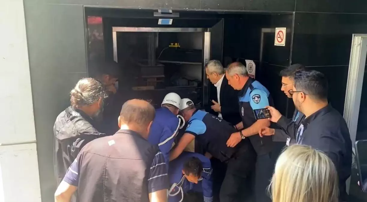 İlhan Şeşen\'in Cenazesi Asansörde Mahsur Kaldı