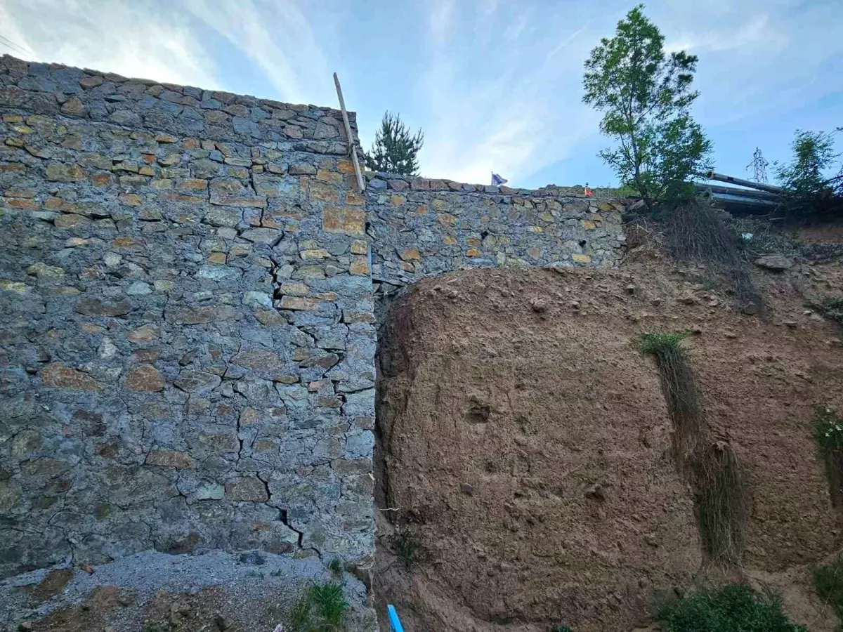 İspir\'deki Perde Duvar Kısa Sürede Hasar Gördü, Yeniden Yapılacak