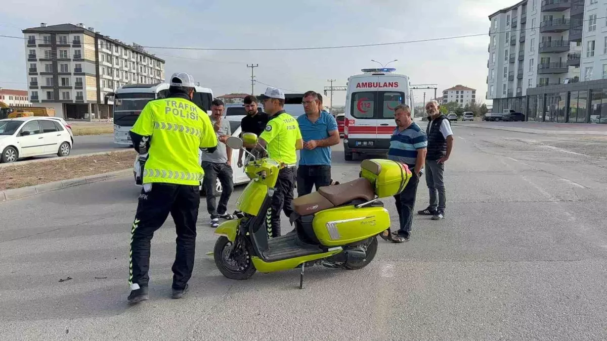 Aksaray\'da Trafik Kazası: Motosiklet Sürücüsü Yaralandı