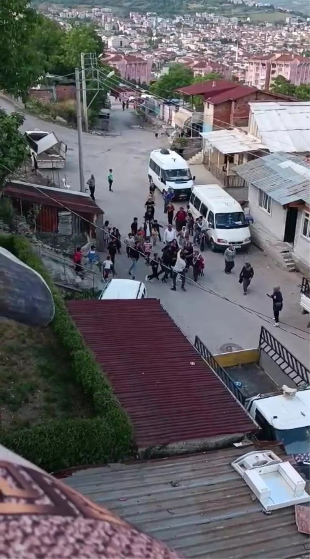 Tuğla ve yumruklarla birbirlerine saldırdılar