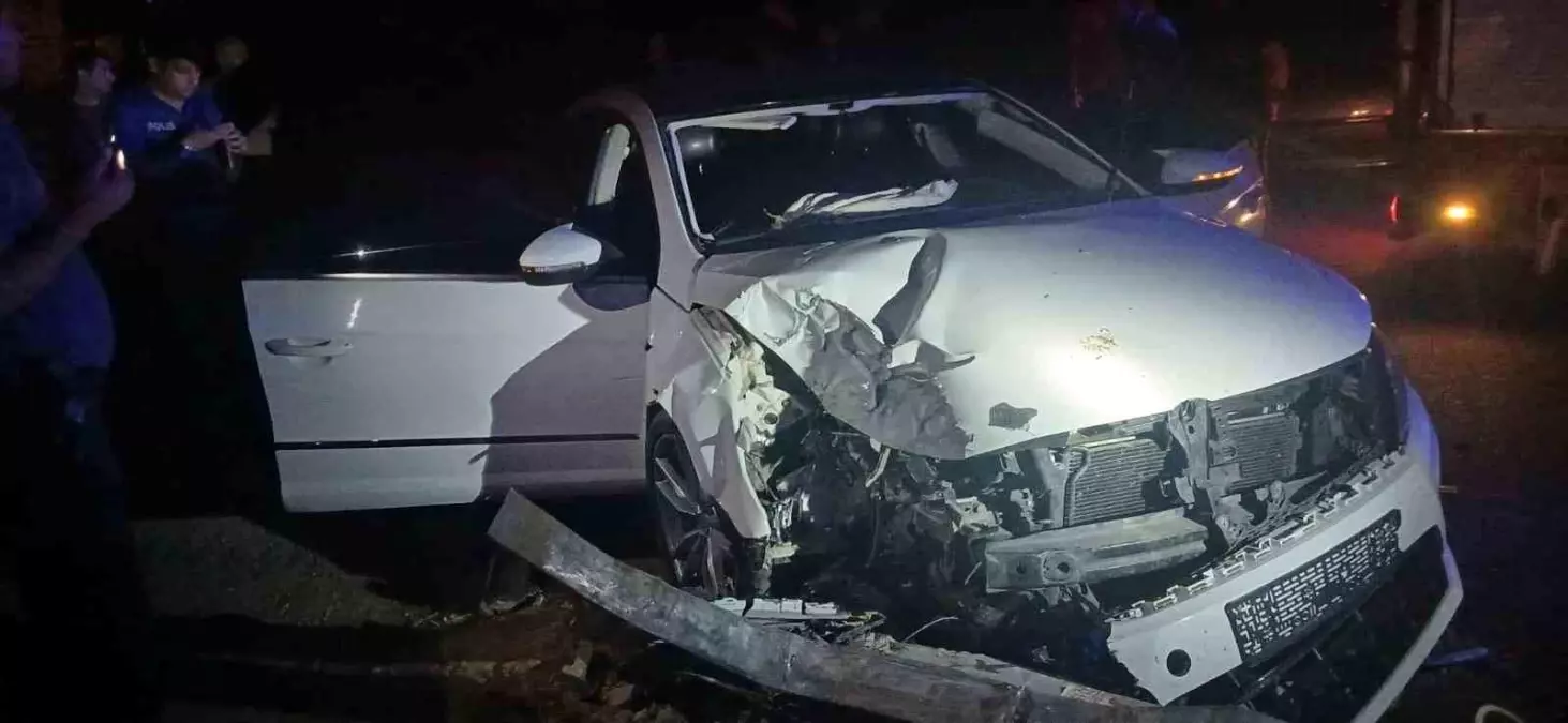 Midyat\'ta Otomobil Elektrik Direğine Çarptı